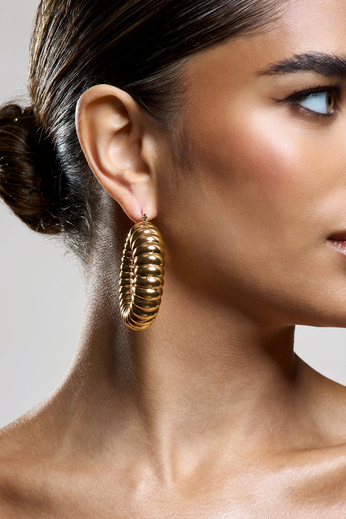WB_HR_CL134269007-DoverGoldChunkyRibbedHoopEarrings7