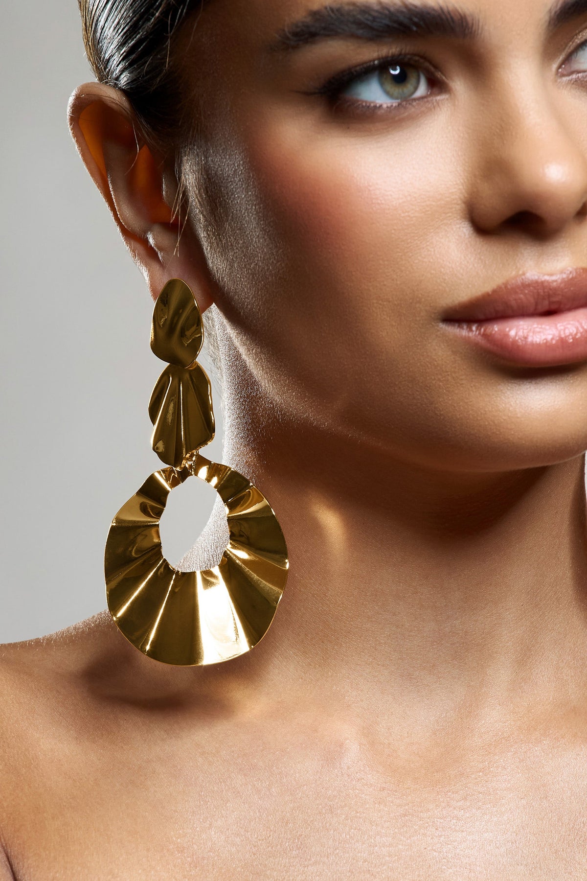 WB_HR_CL134494007-IndianaGoldStatementDangleEarrings2_03a916c1-fa4d-4ae8-be4e-419d49afea6d