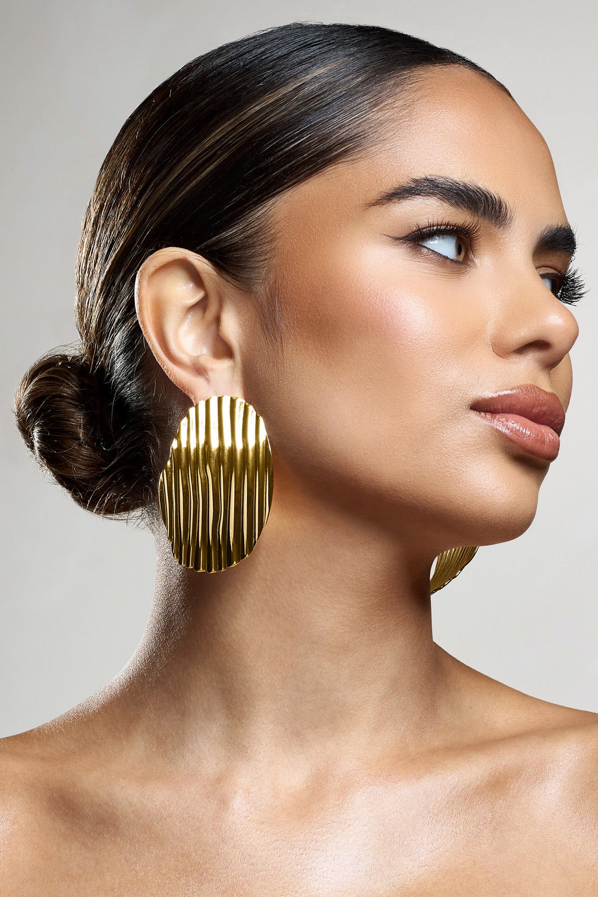 WB_HR_CL134503007-SarlaGoldTexturedRibbedStatementOvalEarrings1_84162f5c-7a21-4d40-ab03-b00ef9085581