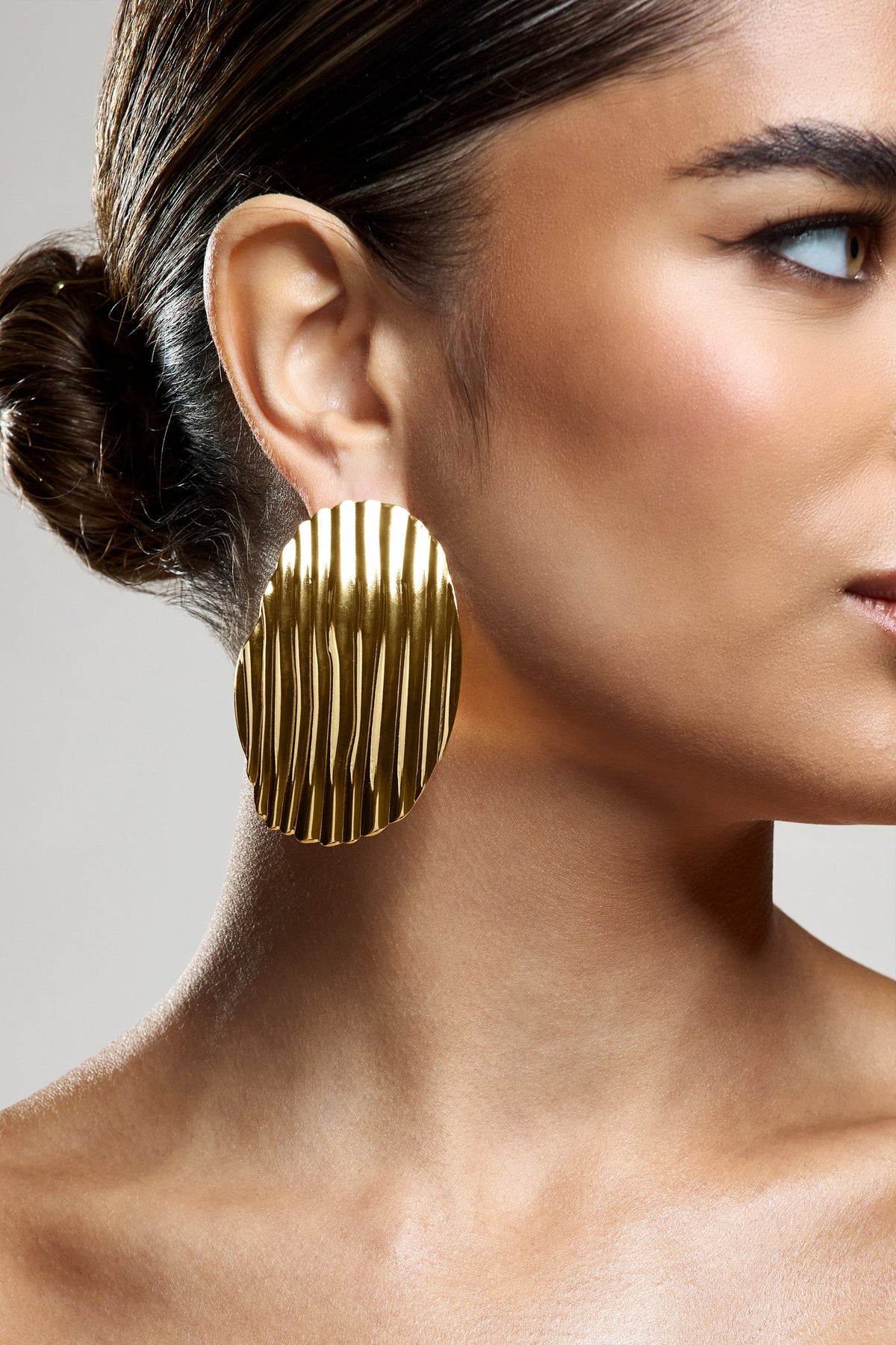 WB_HR_CL134503007-SarlaGoldTexturedRibbedStatementOvalEarrings2_f567b2a4-a579-4683-81a8-20e03265322d