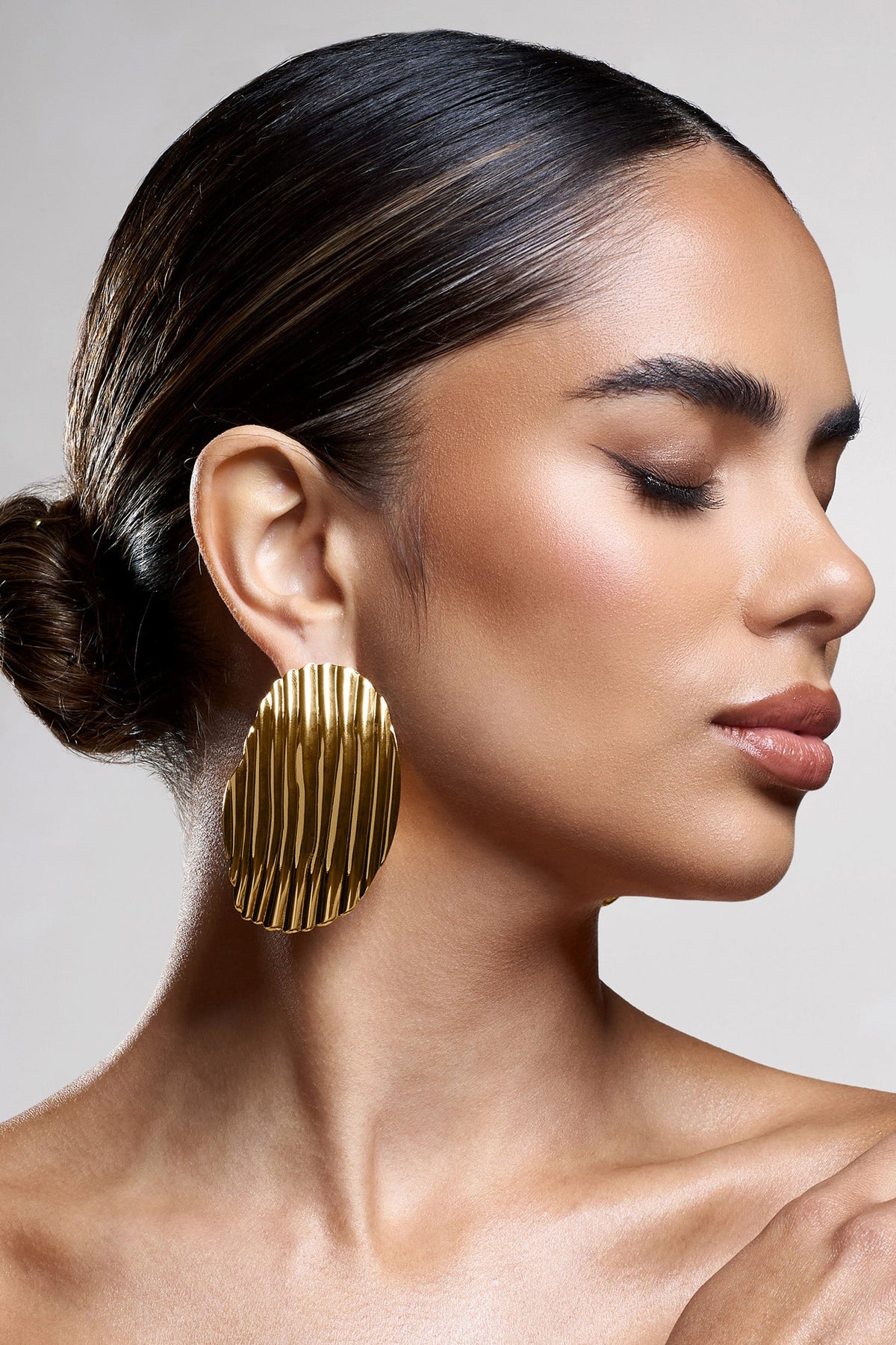 WB_HR_CL134503007-SarlaGoldTexturedRibbedStatementOvalEarrings3_b4ede49e-1070-42aa-9f22-e65d3caa5f04